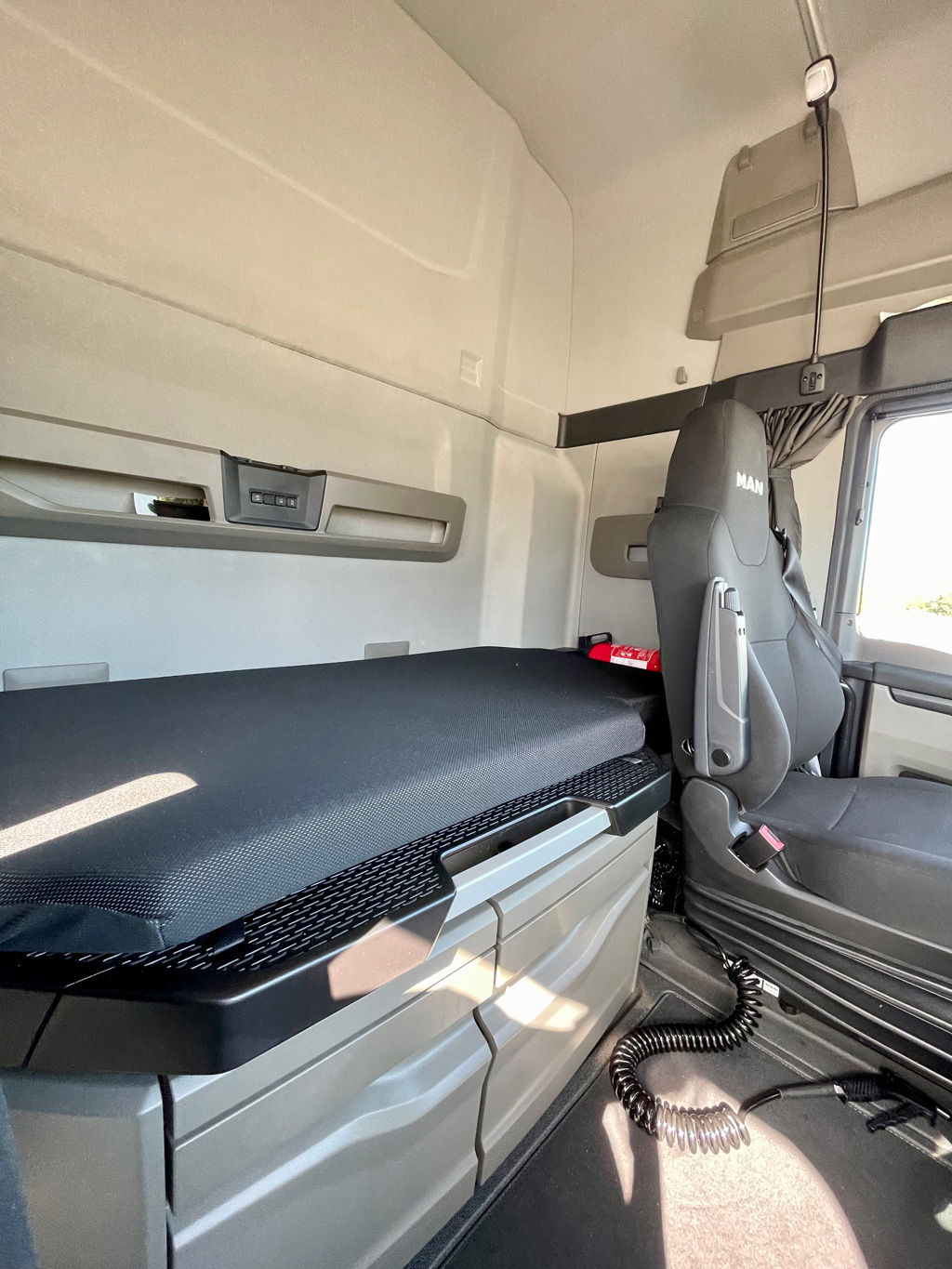 camion Vitadis / intérieur cabine banquette lit couchette confortable